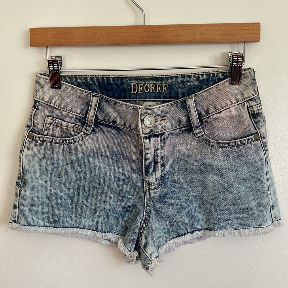 Decree Junior’s Pink Ombré Acid Wash Distressed Retro Cutoff Denim Jean Shorts - Picture 2 of 11